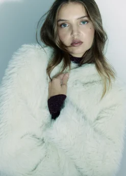 Abrigo Corto Efecto Pelo